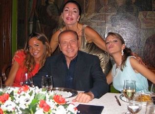 Silvio Berlusconi con Francesca Pascale e Nicole Minetti
